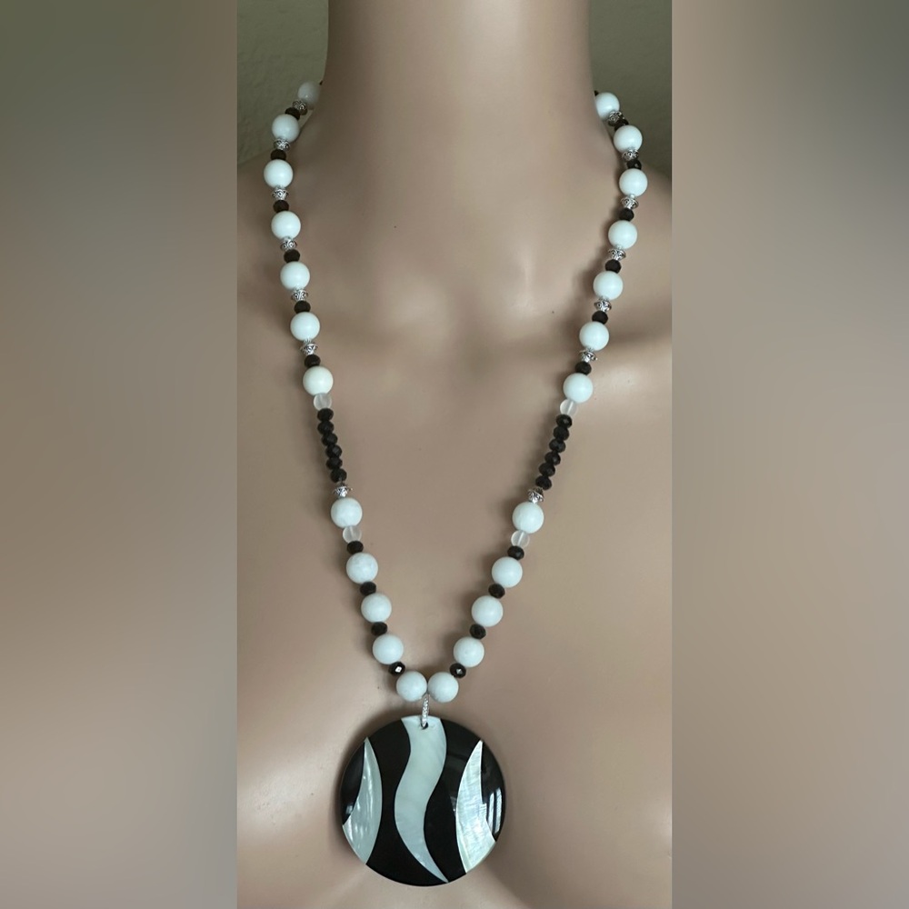 26-1/2 inch Black and White Mother of Pearl Long necklace - Picture 15 of 16